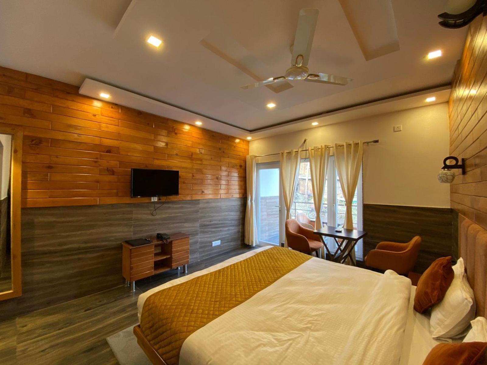 The Aesthetic Hotel & Restaurant Bhimtal Exterior photo